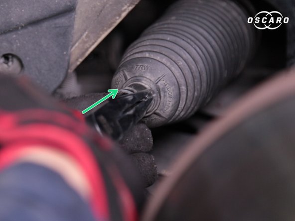 Replacer le collier sur le bout du soufflet à l'aide d'une pince à bec