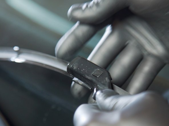 Répéter l'opération pour le second balais et vérifier le bon balayage des balais sur le pare-brise