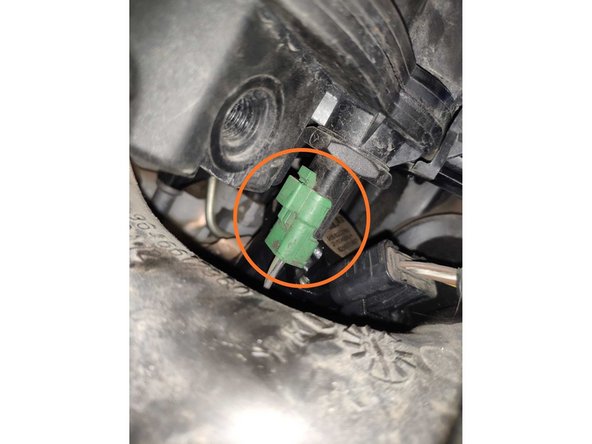 Tourner le filtre d'un quart de tour vers la droite et penchez le vers vous afin d’accéder à la connectique électrique du filtre qui se trouve sous le filtre. Vous pouvez la retirer à l'aide d'une tournevis plat.