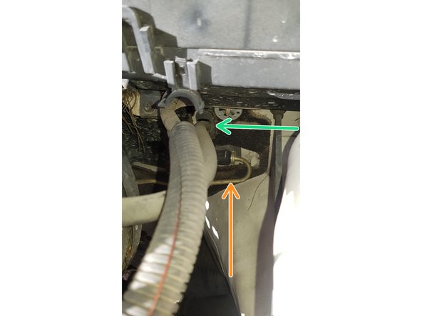 Durite qui vient du bocal du liquide de frein.