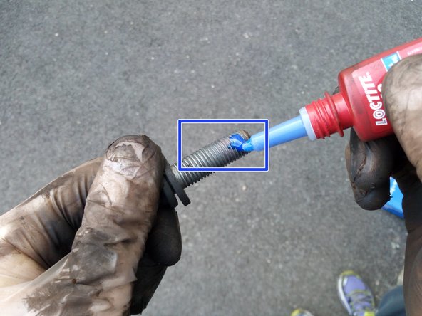 Déposer du frein filet type normal sur les deux écrous Torx du support d'étrier