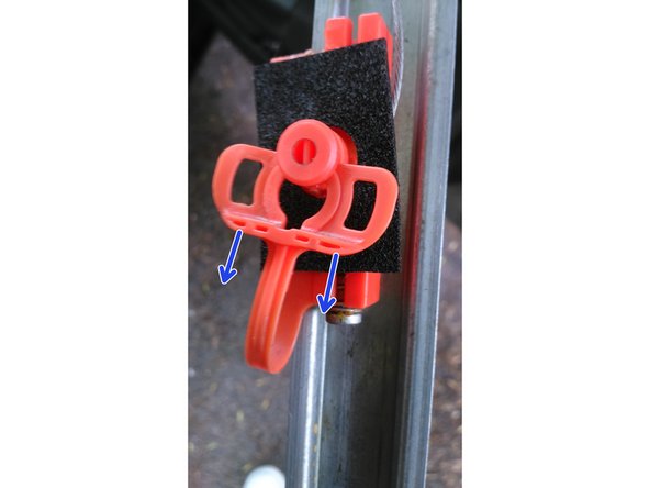 Retirer la goupille plastique qui solidarise la vitre et le mécanisme en tirant fermement dessus.