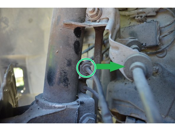 Sur l'amortisseur sortez le contacteur en tirant dessus vers le châssis (suivre la flèche verte).