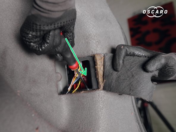 A l'aide d'une tournevis plat faire levier sur l'accroche du feu pour la déclipser