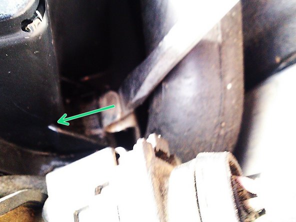 Repositionner le cache de filtre à air. A l’aide du tournevis plat, remettre en place les pattes de maintien.