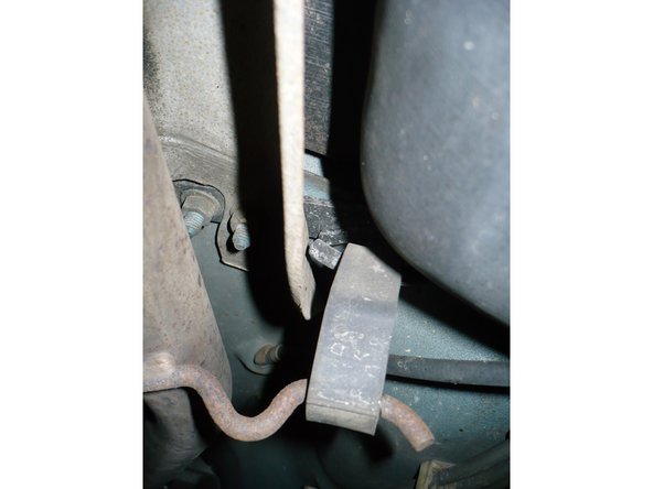 Si besoin, démonter le pare-chaleur (clé de 16mm)