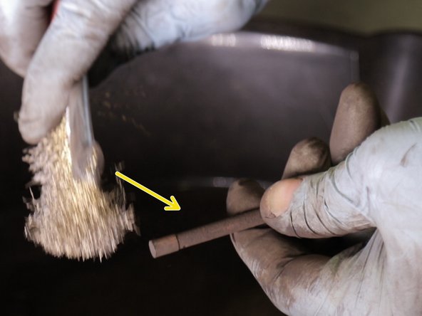 Nettoyer les 2 goupilles avec une brosse métallique