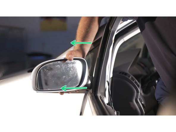 Tirer simplement sur le rétroviseur tout en guidant le connecteur pour le déposer