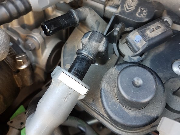 Lever le clips blanc pour sortir la durite