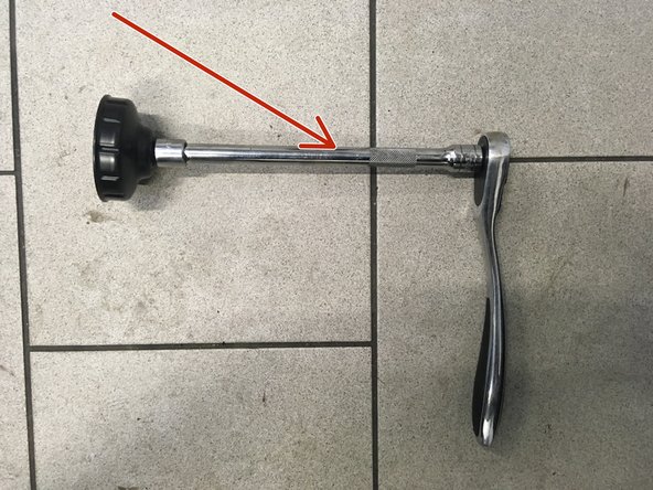 Desserrer légèrement le filtre à huile a l'aide du cliquet et de la cloche filtre à huile