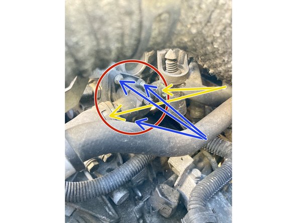 D'abord enlever les 2 durites avec la pince multiprise