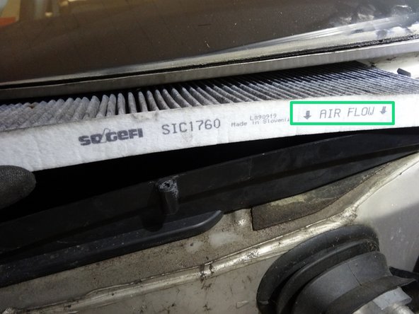 Retirer le filtre en repérant le sens de montage &quot;Air flow&quot;