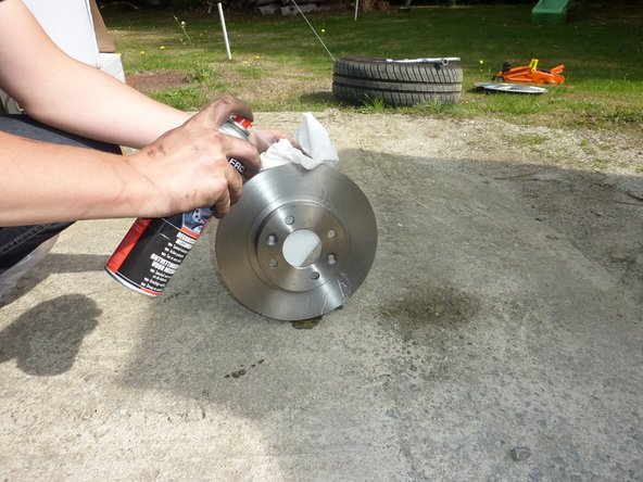 Nettoyer les disques à l'aide du nettoyant frein et dégraisser à l'aide d'un chiffon.