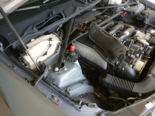 Retirer le cache en le faisant coulisser vers l'avant de la voiture