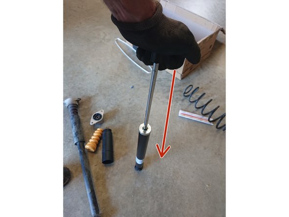 Comprimer une dizaine de fois l'amortisseur entièrement.