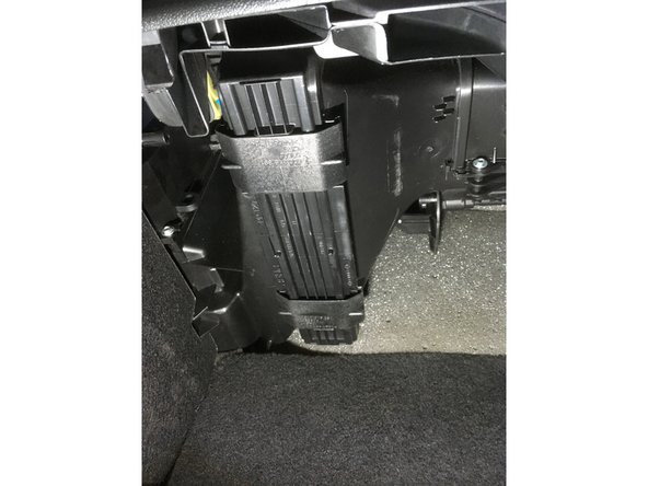 Verrouiller le en tirant les deux pattes de maintien vers l’extérieur