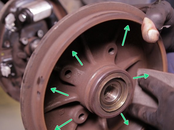 Poncer avec du papier de verre l'intérieur du tambour