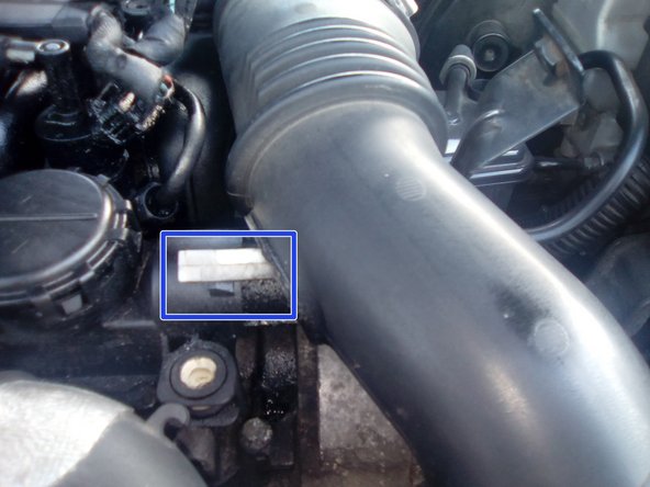 Attention en enlevant le tuyau du turbo à bien écarter les 2 ergots en plastique blanc .