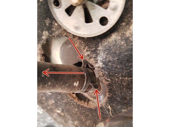 Avec une pince retirez le collier de serrage de la durite qui vient du bocal du liquide de frein.