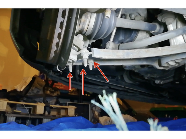 Mettre la voiture en sécurité sur chandelle en s'appuyer sur le berceau. Il faudra veiller à ce que la voiture soit assez haute pour que lors du démontage de la boîte, celle-ci puisse passer sous la caisse.