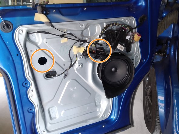 Enlever les 2 protections en caoutchouc, rebrancher la commande de lève vitre temporairement, mettre le contact, faire descendre la vitre jusqu’à apercevoir un boulon à travers les trous. Puis, couper le contact et débrancher la commande de lève vitre.