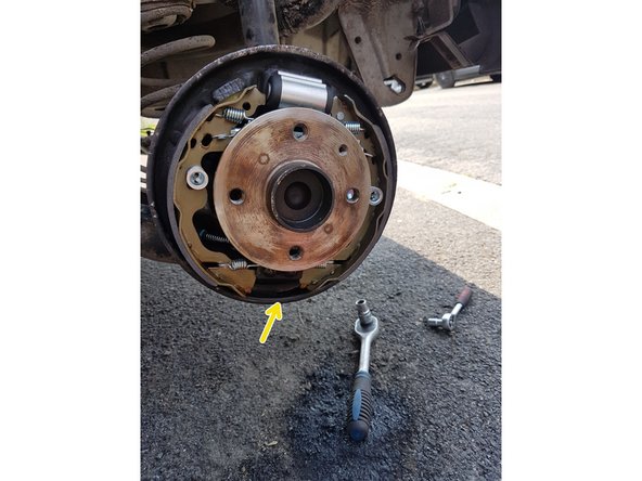 Une fois tous le ressort mis, assurez-vous que les extrémités hautes des garnitures sont bien sur le piston du cylindre récepteur et les extrémités basses bien calées sur leur butées.