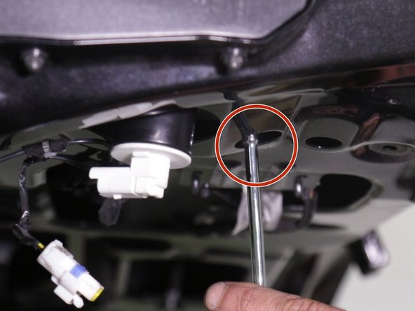 Retirer et dévisser la troisième vis