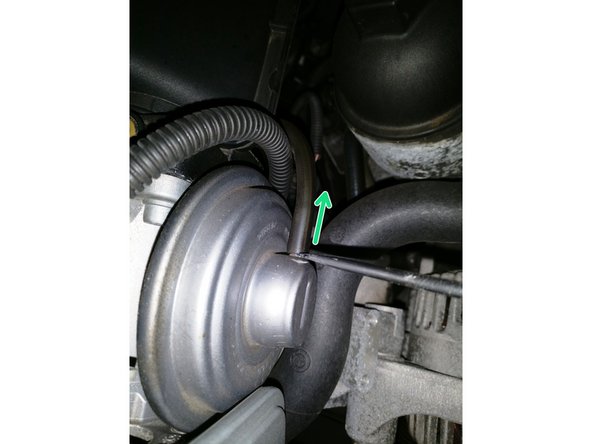 A l'aide d'un tournevis plat, débrancher la durite