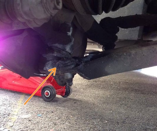 Le triangle de suspension est fixé en dessous de la rotule de suspension, celle ci est tenu par 3 écrous.