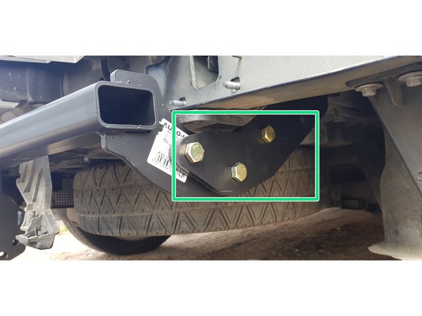 Vérifier le serrage des écrous. G et D