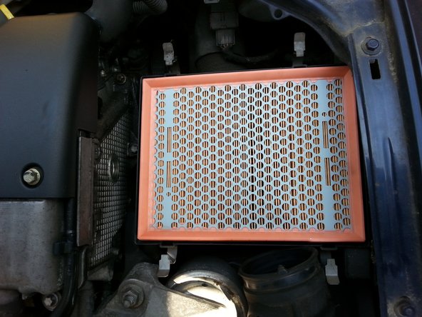 Reposer le nouveau filtre à air dans son emplacement en appuyant bien sur tous les bords du filtre