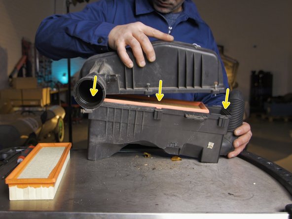 Replacer le couvercle de la boite à air tout en respectant l'emplacement des vis