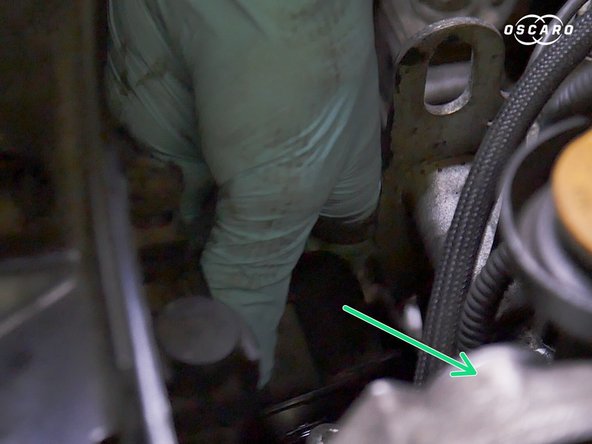 Dévisser et retirer le filtre à huile de son emplacement