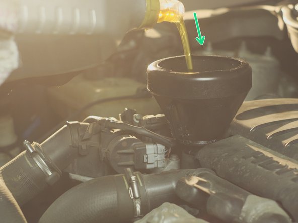 Verser environ 3.7 litres d'huile moteur