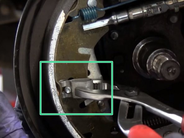 Reclipsser les deux clips avec un pince multiprise