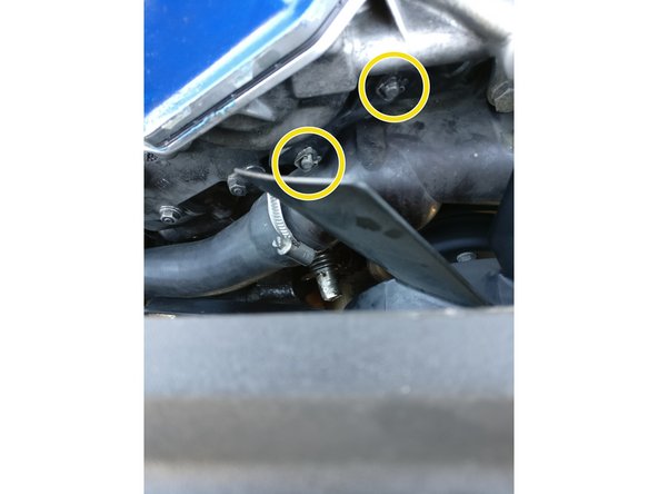 Juste au dessus calorstat, il y a un support plastique qui empêche le câble de pendre, il est maintenue par 2 agprafes