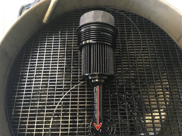 Retirer la cartouche du filtre à huile en la tirant vers le bas