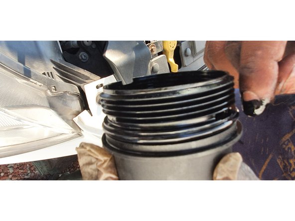 Replacer le nouveau joint sur le couvercle (vendu avec le filtre) huilé légérement le joint avec un peu d'huile de vidange