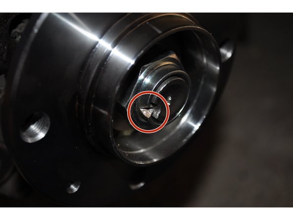 Placer le cache poussière sur le moyeu.