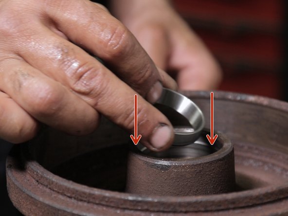 Insérez la grande cage toujours le bord le plus large au fond