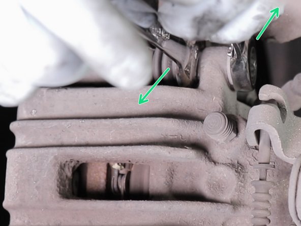 Débloquer les deux vis de l’étrier avec la clé de 13 et de 15