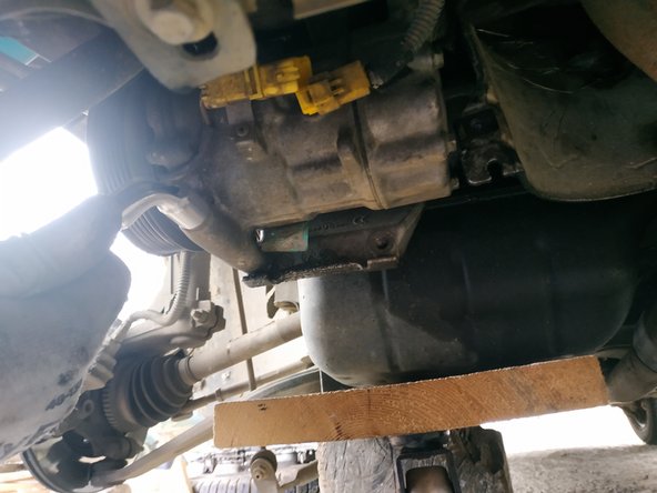 et retirer les 3 vis de fixation, clé de 13mm