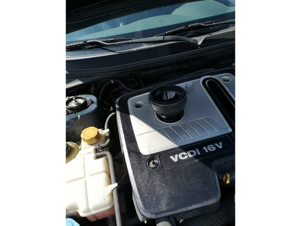 Versez les 6.2 l d'huile nécessaire dans ce moteur. Utilisez une huile 5w40.