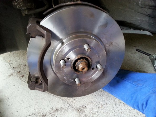 Reposer le disque de frein puis le support de plaquettes avec les deux boulons à l'aide de la clé de 17mm