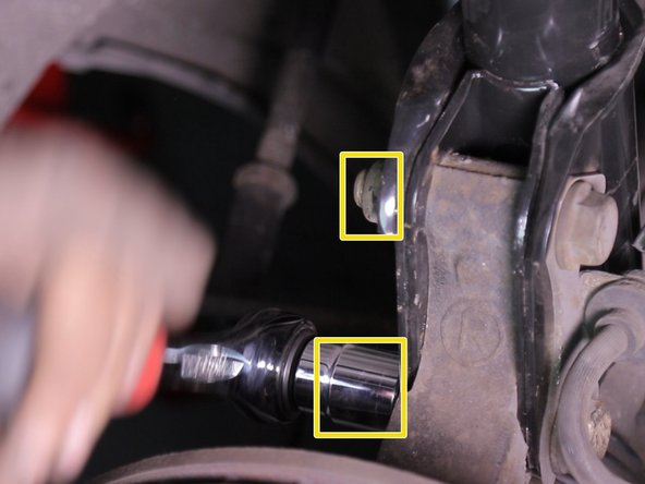 Bloquer les écrous à l'aide d'une douille de 21 et d'un cliquet