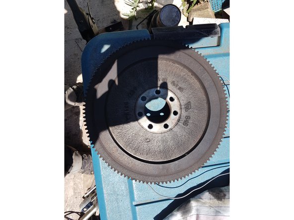 A l'aide de l'outil utilisé pour enlever le volant moteur, nous le remettons.