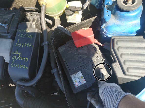 poser la cosse - sur la borne - de la batterie