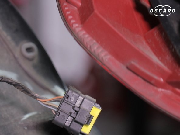 A l'aide d'un tournevis plat débrancher le connecteur placé derrière le feu