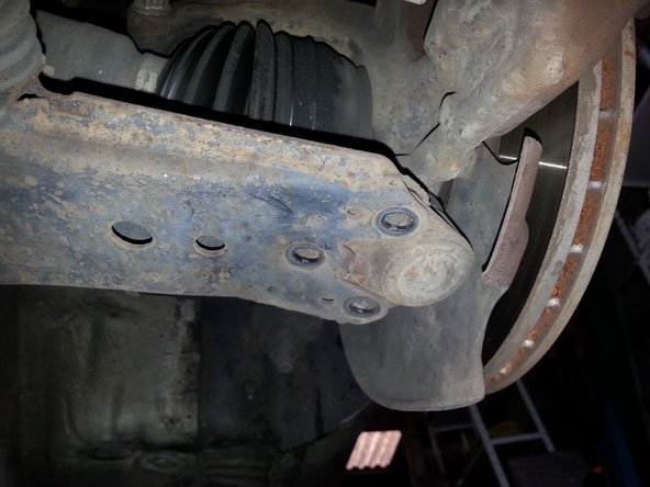 voici les 3 vis ( photo 2 ) de la rotule de suspension fixé sur le triangle