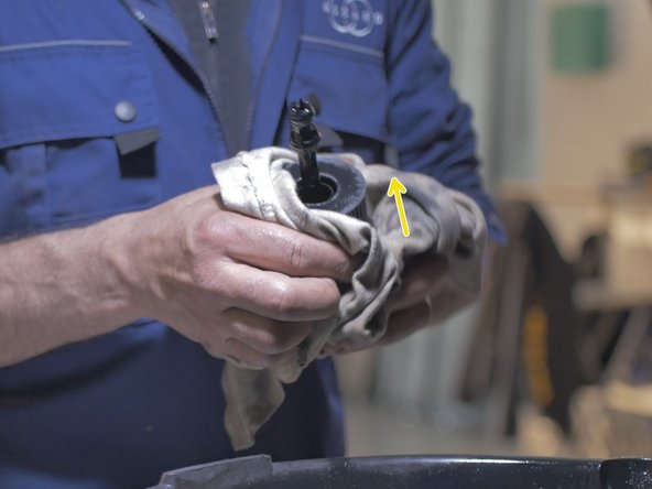 Retirer le filtre à huile de la cloche en tirant simplement dessus